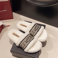 Nouvelles sandales plates antidérapantes brodées avec lettres, style fourrure à bout ouvert pour femme, collection automne-hiver 2025