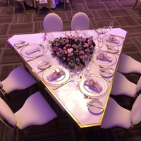 Table triangulaire moderne en acier inoxydable doré avec plateau en verre trempé pour mariages, événements en plein air, hôtels, fêtes - Durable et écologique