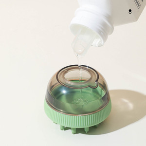 3-in-1 Umweltfreundliche Hundeduschbürste mit Praktischem Seifenspender für Hundepflege und Haarentfernung - Product Image 3