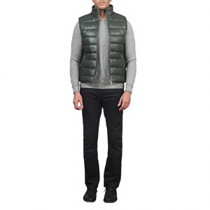 Gilet en cuir PU noir pour homme, col en V, simple boutonnage, sans manches, coupe-vent, boutons dorés, couleur unie, vêtement d'hiver - Product Image 3
