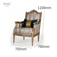 Fauteuil cannelé Seraphine |   Fauteuil sculpté Louis XVI avec accents dorés pour salon de luxe |