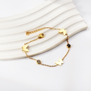 Bracelet style Charm avec breloques papillon et strass variés, bijoux de mode minimalistes du fabricant - Product Image 3