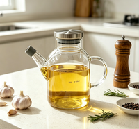 Distributeur d'huile en verre borosilicate de haute qualité au design classique avec échelle graduée, couvercle en acier inoxydable et bec verseur anti-goutte en silicone pour le stockage