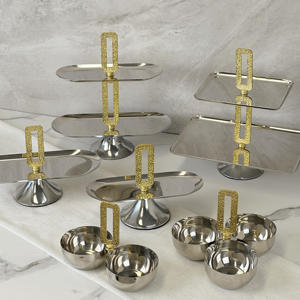 Plateau de Service de Luxe en Métal et Acier Inoxydable au Design Élégant et Personnalisé pour Gâteaux, Desserts, Fruits et Chocolat - Product Image 3