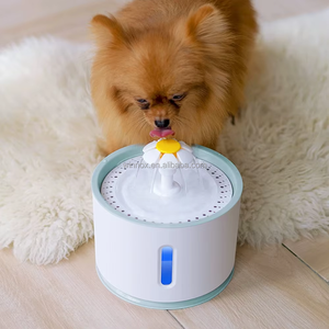 Distributeur d'<span class=keywords><strong>eau</strong></span> automatique portable en silicone pour animaux de compagnie Mangeoire d'<span class=keywords><strong>eau</strong></span> pour chats et chiens pour une utilisation en intérieur Bouteilles d'<span class=keywords><strong>eau</strong></span> élégantes - Product Image 3