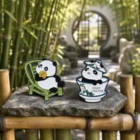 Lot de 2 épingles en émail mignonnes motif panda, design chaise en bambou et tasse à thé, broche culture chinoise, cadeau pour les amateurs de panda et de thé, vente en gros