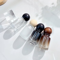 Flacon de parfum cylindrique en verre dégradé de 30 ml/50 ml avec couvercle en bois et pulvérisateur à pompe pour le voyage, la recharge et le remplacement de cosmétiques
