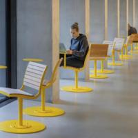 Tables et chaises d'extérieur rotatives commerciales de petite taille avec plateaux, intégrées au design du parc, pour café et salon de thé
