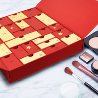 Caja de Calendario de Adviento Roja de Lujo para las Fiestas con 24 Cajones, Detalles en Relieve con Lámina Dorada, Recubrimiento UV y Cierre Magnético