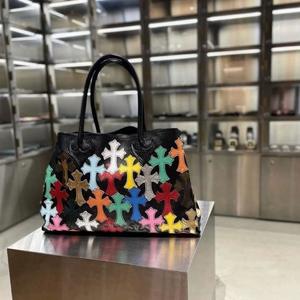 Sac à bandoulière unique de grande capacité en cuir chromé avec un motif de croix chrétienne, sac à main en cuir à bandoulière, sac fourre-tout de grande capacité de luxe - Product Image 6