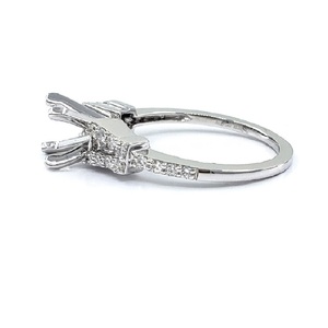 Bijoux d'usine directe Logo personnalisé de haute qualité en or blanc massif 18 carats en forme de diamant véritable monture de bague de mariage moderne pour femmes - Product Image 2