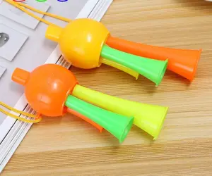 הגעה חדשה פלסטיק צעצוע חצוצרת כדורגל צורת שלושה צינורות חצוצרה עבור אירועי ספורט חוגג