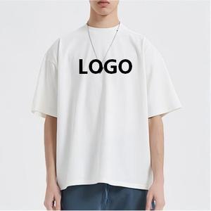 เสื้อยืดโอเวอร์ไซส์สีขาวผ้าฝ้ายสำหรับผู้ชาย พิมพ์ลายโลโก้ด้านหน้า แขนสั้น คอกลม สไตล์ลำลอง - Product Image 1