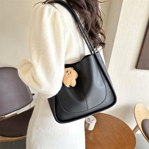 Bolso Tote Retro Casual de Invierno con Colgante, Gran Capacidad y Cierre de Cremallera, Estilo Moderno - Product Image 4