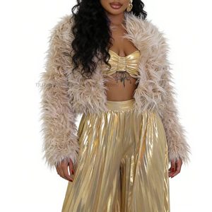 Manteau en fausse fourrure pour femme - Manteau tendance et ample en fourrure synthétique pour soirée, couleur audacieuse, style affirmé - Product Image 5