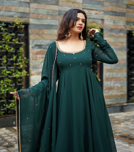 Robe longue en georgette de renard uni avec Dupatta pour femmes Belle robe à licou décontractée avec logo d'impression numérique subtile au dos - Product Image 1