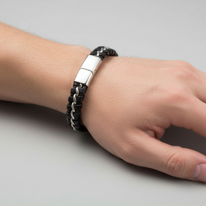 Bracelet en cuir véritable fait main pour homme, en acier inoxydable massif, avec logo gravé, charme en cuir enveloppant - Product Image 2