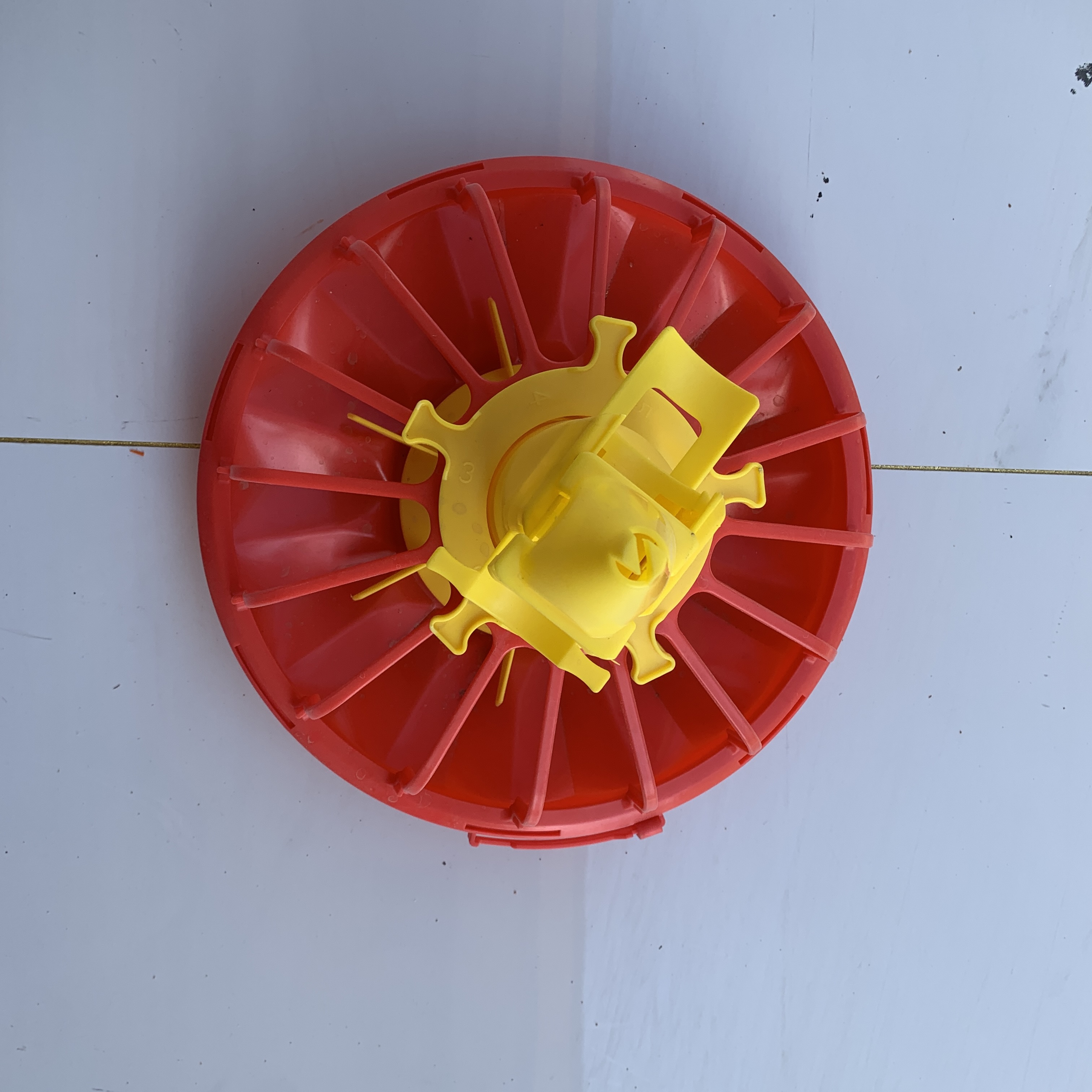 0.3 KG Poultry House Feed Pans 16 grille Chicken Pan Feeder