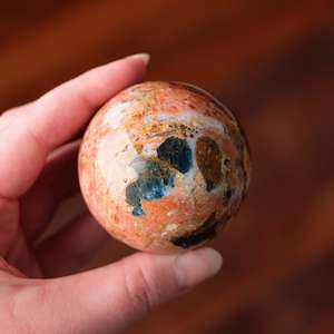 Esfera de Simbiosis de Apatita Azul y Piedra Solar Tallada Redonda Natural al por Mayor para Decoración y Regalo - Product Image 2