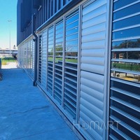 Store banne solaire motorisé horizontal moderne en aluminium argenté pour façade murale, persienne solaire à ventilation réglable pour fenêtre