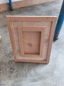 Le fournisseur indien propose un cadre photo en bois de style rotin martelé de taille personnalisée en métal pour la vente en vrac - Product Image 5