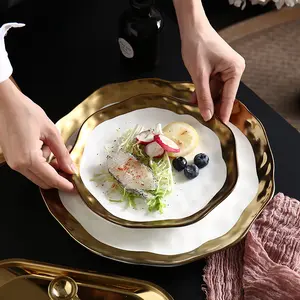 高級食器不規則な磁器サラダパスタプレートホワイトセラミックディナープレートゴールドリム付き