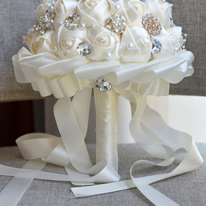 Bouquet de mariée romantique avec roses et broche, roses en satin faites à la main - Product Image 2