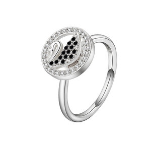 Anillos giratorios ajustables de moda para la ansiedad, con circonitas negras y blancas engastadas, chapados en oro sobre cobre, resistentes al deslustre, con diseño de cisne. - Product Image 1