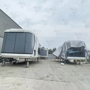 Habitación de hotel tipo cápsula espacial moderna con grandes ventanas para vistas panorámicas al aire libre e interacción familiar - Product Image 1