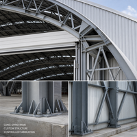 Bâtiment d'entrepôt en structure métallique industrielle, porte à levage haute, atelier d'usine, hangar de stockage métallique préfabriqué