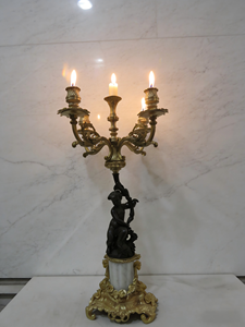 Décoration d'intérieur de luxe, style français antique, sculpture <span class=keywords><strong>en</strong></span> <span class=keywords><strong>bronze</strong></span> avec motifs Putti, chandelier à 5 bras, porte-bougie orné - Product Image 1