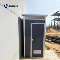 Cabine de douche et de toilettes portable extérieure compacte et moderne à installation rapide avec panneau sandwich pour utilisation en parc