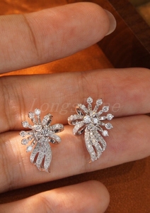 Bông Tai Thiết Kế Sang Trọng Màu Vàng 18K Kim Cương Lấp Lánh Hình Hoa Kỳ Lạ - Product Image 5