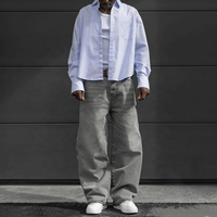 Chemise boutonnée pour homme, coupe ample, style preppy streetwear, à manches longues, avec logo personnalisé, rayures fines bleues et blanches, ourlet court et broderie.