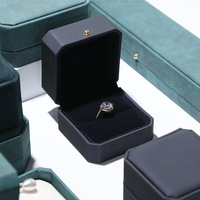 SKQ fabricant de gros et de détail logo personnalisé professionnel bague verte collier bracelet boîte d'emballage de bijoux