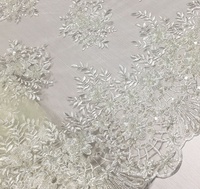 Nouveau tissu en tulle brodé avec des perles à la main, des paillettes et de la dentelle brodée pour les robes de mariée