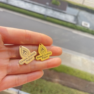 Tùy Chỉnh Chất Lượng Cao Tên Thương Hiệu Chữ Khắc Tên Tấm Nhãn Quần Áo Kim Loại Logo Với Men Cứng Kỹ Thuật Tùy Chỉnh Mảng Bám - Product Image 4