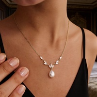 Bijoux de mariage, cadeau de mariée, cadeau de Noël, collier délicat en imitation perle d'eau douce avec feuille d'or et diamants