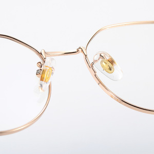 Almohadillas Nasales de Rosca Keyou para Gafas, Antideslizantes, de PVC Transparente con Detalle Dorado, para Rostros Grandes - Product Image 2