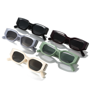 Lunettes de soleil tendance Y2K punk à rivets et monture épaisse pour femmes, logo personnalisé OEM ODM, vente en gros, lunettes de soleil de luxe de haute qualité - Product Image 6