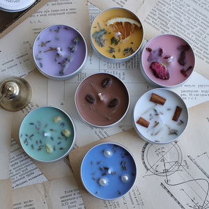 Candele di Lusso 100% Cera di Soia Naturale Fatte a Mano con Oli Essenziali e Fiori Secchi per Ringraziamento, Festa della Mamma, Natale, Diwali e Festività - Product Image 1