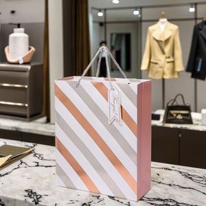 Sacs en papier kraft personnalisés bleus avec poignées torsadées, durables, écologiques, résistants à l'humidité, pour le commerce de détail, les vêtements et les petites courses. - Product Image 4