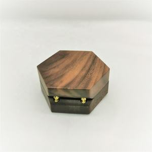 Boîte à bijoux hexagonale personnalisée en bois de hêtre pour boucles d'oreilles et bagues, boîte secrète pour cadeau de mariage - Product Image 3