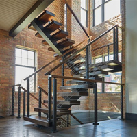 Escalier droit en bois massif moderne et luxueux pour villa