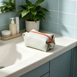 Bolsa de Maquillaje de Silicona con Cierre, Impermeable, Portátil, Ecológica, Duradera y Moderna para Viajes - Product Image 2