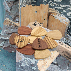Plettri per <span class=keywords><strong>chitarra</strong></span> in legno d'ulivo lucidato, ecologici e personalizzati, realizzati a mano, idea regalo per il 5° anniversario, per lui o per lei - Product Image 2