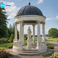 Pavillon de jardin en marbre blanc, rotunde classique en pierre sur mesure avec colonnes sculptées, toit en dôme et statue pour cour de villa