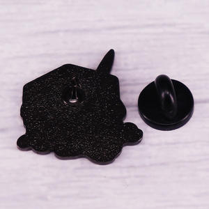 YHY C2985 Draak op D20 Zinklegering Emaille Pin Dungeons Geïnspireerde Broche Game Badge Mode Sieraden Decoratie - Product Image 3