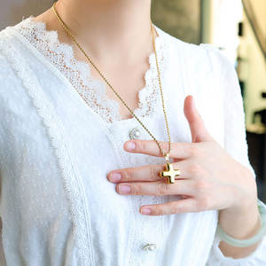 Colgantes y dijes de moda de acero inoxidable 316L chapados en oro PVD de 14K y 18K personalizados para hacer pulseras y dijes de cruz para la creación de joyas. - Product Image 4