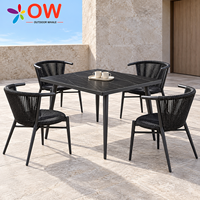 Chaises de salle à manger en corde tressée noire et table d'extérieur en faux marbre imperméable pour terrasses de bistrots et cafés commerciaux